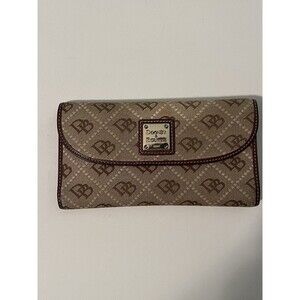 Dooney & Bourke Brown Maxi Quilt Logo Continental Clutch Wallet